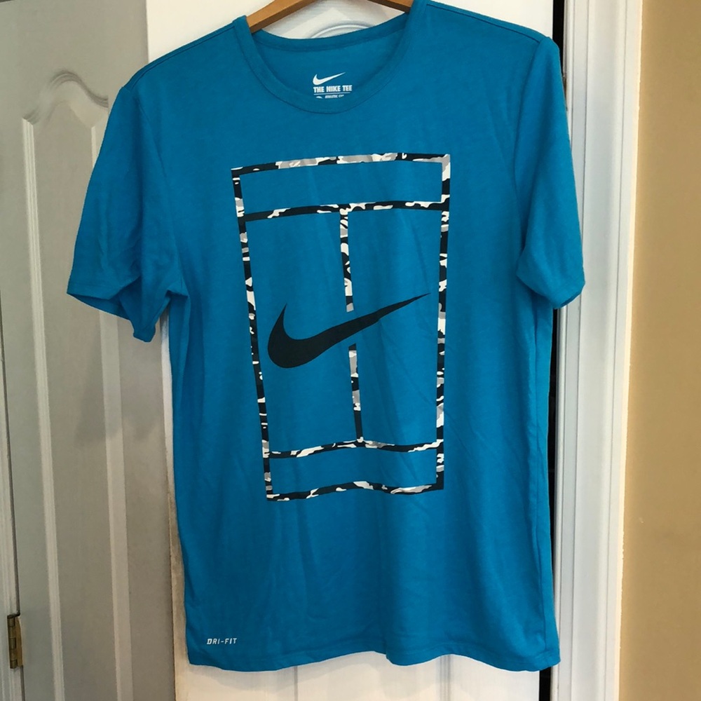 Men’s medium Nike tennis t-shirt